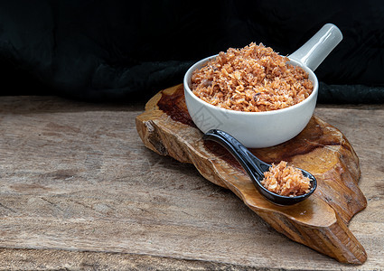 在伍德木板上的白陶瓷碗里 虾和干虾一起粘糊营养虾米勺子食谱营养素美味味道食物调味品烹饪图片