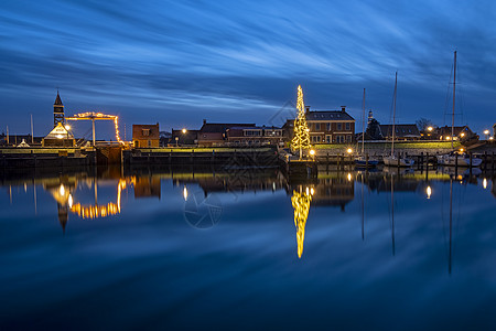 荷兰弗赖斯兰传统城市在日落的圣诞节时间在荷兰弗里斯兰图片
