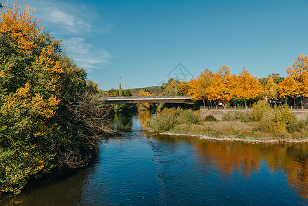 德国比蒂格海姆比辛根河桥 秋天 秋夏的一天 恩茨河上的高架桥 德国比蒂格海姆比辛根 比蒂格海姆的桥倒映在河中 德国巴登符腾堡州工图片