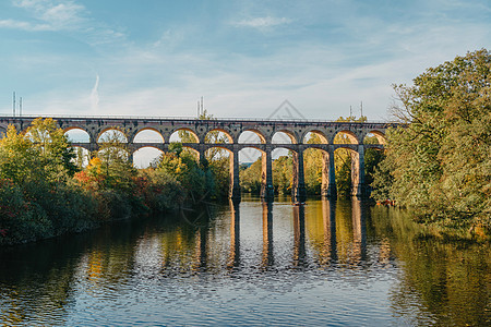 德国比蒂格海姆比辛根河铁路桥 秋天 恩茨河上的铁路高架桥 由卡尔冯埃策尔 于 1853 年在一个阳光明媚的夏日建造 德国比蒂格海图片