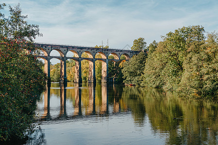 德国比蒂格海姆比辛根河铁路桥 秋天 恩茨河上的铁路高架桥 由卡尔冯埃策尔 于 1853 年在一个阳光明媚的夏日建造 德国比蒂格海图片