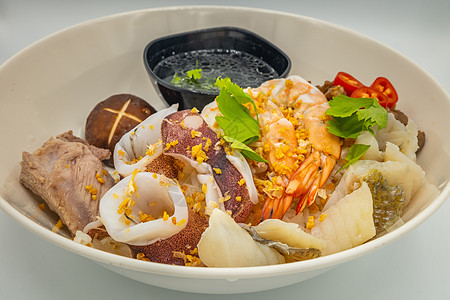 海鲜香菇粥海产干米粥加猪肉和猪肉片乌贼美食食物背景