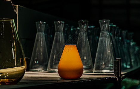 在玻璃软件仓库的架子上展示黄色玻璃花瓶家具团体道具店铺装饰产品收藏阴影反射风格图片
