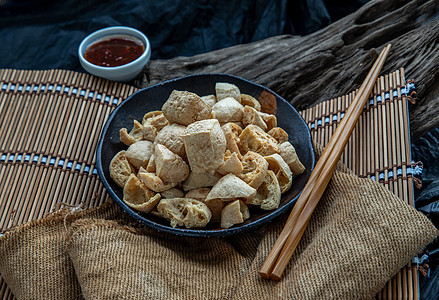 烤豆腐或炸豆腐 配有甜味和酸辣椒酱筷子乡村食物盘子营养豆腐美食烹饪麻布早餐图片