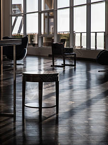 在共同区域 木质桌内很小 晨光照耀着窗子座位窗户办公建筑学休息室椅子联合家具职场桌子图片