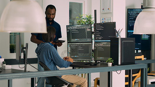 在编编码项目汇编算法项目上进行合作的多种程序编制员应用公司技术互联网行政软件格式窗户代码开发商图片