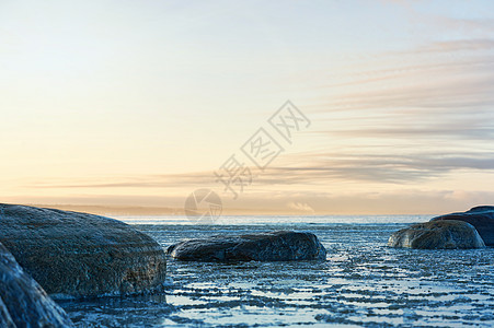 日落时 波罗地海的白雪覆盖海岸全景 海上近距离冰块碎片林地海洋云杉晚霞天空日出海滩旅游支撑生态图片