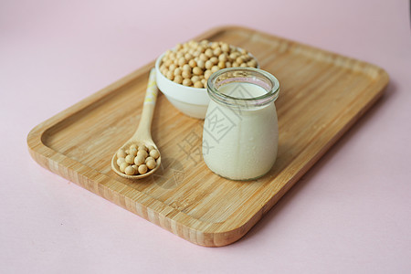 在玻璃罐中泼出豆奶的缓慢运动饮料大豆种子饮品玻璃杯子农业豆浆豆腐饮食图片
