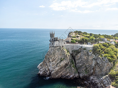克里米亚燕窝城堡位于黑海的岩石上 它是克里米亚的旅游胜地 在阳光明媚的日子里 克里米亚海岸与深渊之上的城堡令人惊叹的鸟瞰图城市全图片
