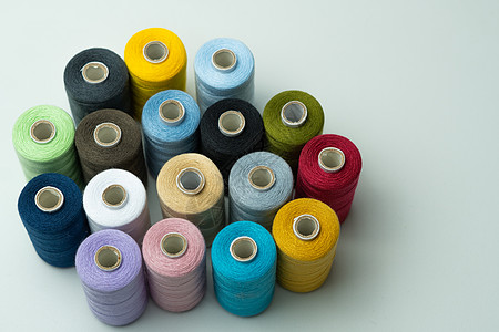 白背景上的缝纫线的bumbins刺绣裁缝手工衣服团体纤维细绳配件工作工具图片