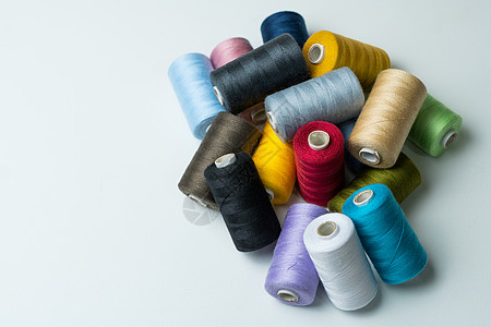 白背景上的缝纫线的bumbins手工刺绣配件针线活成套细绳纤维团体摄影裁缝图片