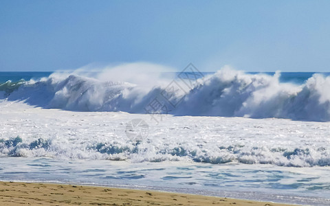 在墨西哥的波斯康迪多海滩上 发生了巨大的浪浪浪海景荒野冲浪者海浪旅行太阳支撑海岸天空海岸线图片