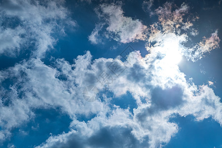 蓝天的烟云中 有阳光照耀的乌云蓝色射线太阳背景图片