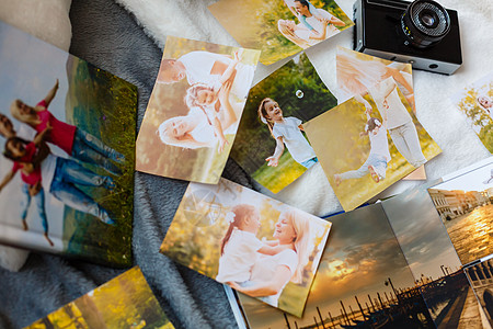 家庭暑假照片印本就放在桌上商业创造力策展摄影师办公室设计师桌子目录女性拼贴画图片