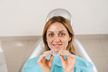用于咬合矫正和牙齿形状的透明对准器 牙齿矫正医生为牙科患者展示透明的可拆卸固定器图片