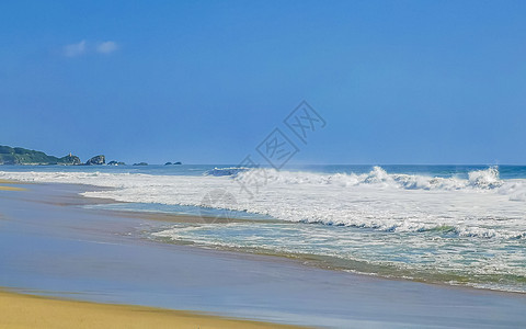 在墨西哥的波斯康迪多海滩上 发生了巨大的浪浪浪海岸线海洋假期旅行蓝色海岸天空海浪冲浪者海景图片