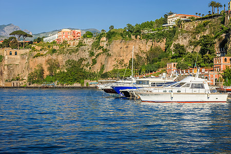 Sorrento城市悬崖和码头 有船和游艇 意大利阿马尔菲海岸晴天天空假期帆船港口半岛海景火山蓝色景观图片