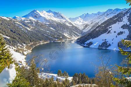 奥地利蒂罗尔阿尔卑斯山山谷附近的阿尔卑斯山湖水库场景森林山峰天空目的地美丽摄影地标晴天风景图片