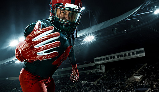 美国足球运动员的特写肖像 在大舞台背景上戴着红色头盔的运动员运动员 体育和动机壁纸赛跑者男人挑战行动玩家竞赛大学运动训练游戏图片