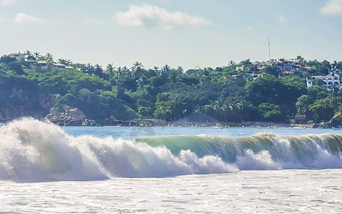 在墨西哥的波斯康迪多海滩上 发生了巨大的浪浪浪蓝色假期冲浪者旅游海岸线旅行海浪太阳荒野海岸图片