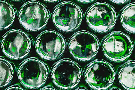 玻璃瓶绿色 绿色玻璃瓶啤酒 绿色瓶子形成的墙 绿色瓶背景 带照明的空玻璃瓶回收反射背光工厂圆形酒精生态圆圈液体饮料图片