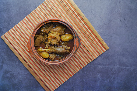 咖喱鸡或面碗中的马沙拉香料圆形辣椒盘子鸡块国家鸡腿树叶石墨床单图片