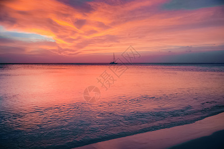 荷属安的列斯群岛夕阳日落时 加勒比海阿鲁巴岛的棕榈海滩图片