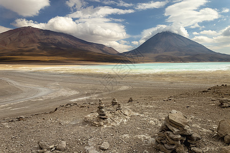 与智利阿塔卡马接壤的玻利维亚绿拉古纳维德和利坎卡布尔火山旅游环境景观反射湖岸旅行风景荒野目的地地方图片