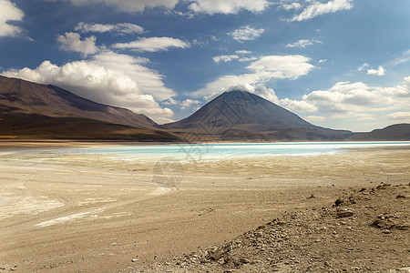 与智利阿塔卡马接壤的玻利维亚绿拉古纳维德和利坎卡布尔火山目的地山峰景观旅行旅游假期反射荒野湖岸蓝色图片