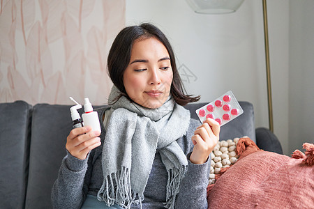 韩国妇女展示药丸 喉咙喷雾酸痛 生病 在家感觉不舒服 冬天感寒冷等情况疼痛鼻子女士毯子组织感染沙发疾病温度计女性图片