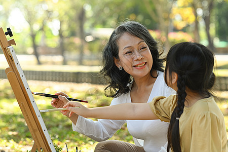 正面成熟的祖母和小孙女画像 在户外一起享受休闲周末业余爱好活动(请与外出)图片