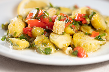 带红胡椒 潘塞塔和咸味玻璃的健康的布鲁斯芽菜背景图片