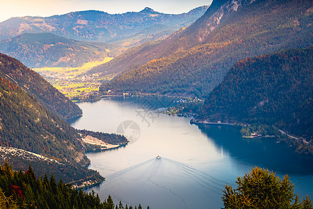 奥地利因斯布鲁克附近秋天蒂罗尔卡文德尔阿尔卑斯山上阿切西湖晴天村庄地方阳光蓝色反射松树旅游风景风光图片