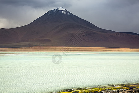 智利与玻利维亚接壤的智利阿塔卡马Sunset Atacama戏剧性反射月亮旅游目的地火山旅行风景摄影干旱图片