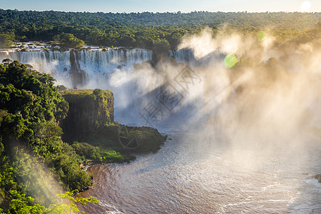 Iguacu从南美巴西南部坠落在阿根廷一侧的Iguacu溪流晴天天空丛林假期游客风景生态旅游热带雨林全景图片