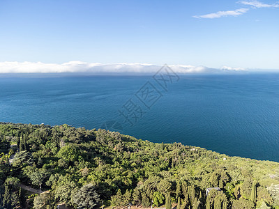 空中海云 海景全景与清澈湛蓝的大海 在岩石背景下的美丽泻湖中的游艇 夏季旅行和度假的理想目的地的概念天线支撑天空树木蓝色旅游日落图片