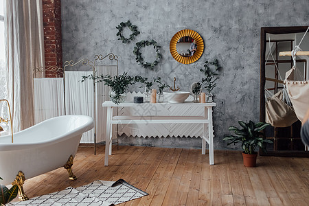 与大白色浴缸 自然绿色植物和土气装饰元素的舒适卫生间内部背景 宽敞明亮的浴室背景 无人公寓设计广告图片