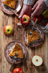 女人切苹果做苹果馅饼 生命的顶级视野木板食物烘烤糖果甜点女士厨房水果营养面包图片
