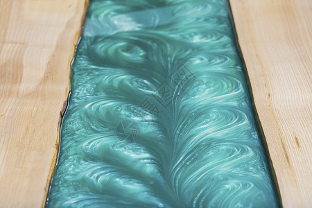 车间厨房桌旁的环氧树脂液态聚合物蓝色木匠家具桌子木板手工木头波纹情调图片