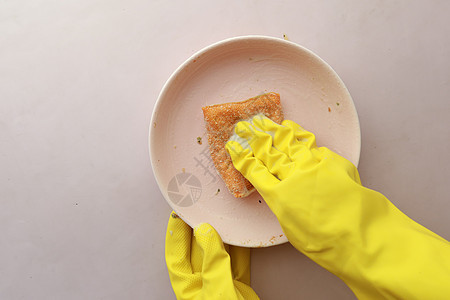 海绵 橡胶手套和蓝色彩色板厨房红色家务清洁工勺子泡沫打扫洗涤剂家政工具图片
