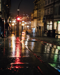 葡萄牙波尔图市的灯光和阴影 雨后古老街道的黑暗景象图片