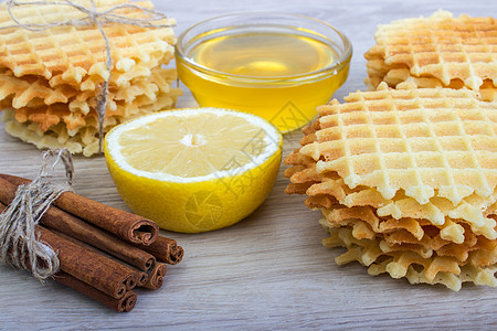带蜂蜜 肉桂和柠檬的松饼图片