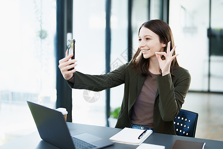 企业业主或亚洲女性营销商在办公室工作时使用商业电话以及文书成人人士互联网技术摄影职业自由职业者女士手机图片
