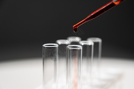 特写实验室助理从管子里滴血到试管的缝合器化学科学工具液体吸管萃取生物学滴水职场微生物学图片