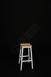 黑色背景下的简约木椅 概念现代室内设计家具在房间里 阁楼风格的高脚凳 复古酒吧椅 老式木制金属椅子工作室阴影家居木头横幅装饰座位背景图片