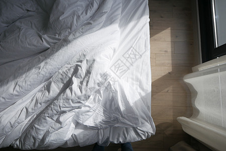 清晨一床乱成一团 醒来后床乱成一团织物房子枕头房间床单亚麻棉布被单家具寝具图片