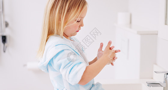 女孩在家里的浴室里洗手以保持卫生 阻止细菌和预防细菌 保健 清洁和幼儿在她家的盆里用肥皂和水做卫生常规龙头孩子泡沫乐趣童年青年房图片