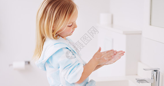 女孩在家里的浴室里洗手以保持卫生 阻止细菌和预防细菌 保健 清洁和幼儿在她家的盆里用肥皂和水做卫生常规青年盆地女儿童年液体孩子乐图片