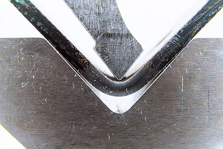 金属板弯曲工具和设备在白色背景上被孤立 有弯曲工具 按刹车拳和死亡加工数控工厂机械折弯机盘子床单生产安全矩阵图片