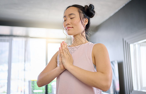 瑜伽 冥想和祈祷的女人从早上开始训练她的心灵以获得和平 禅宗和平静 希望 自由和亚洲女孩在客厅进行心态锻炼 精神和正念图片